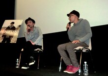 左が向井秀徳、右が真利子哲也監督。