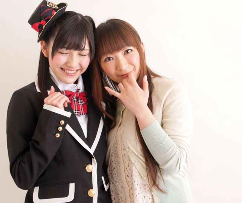 渡辺麻友（写真左）と堀江由衣（右）。