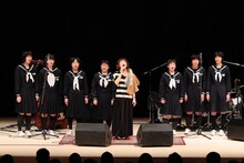 地元中学校の女子生徒らをコーラスに従えて歌うたむらぱん。