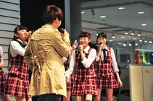 地団駄を踏む柏木ひなた（写真中央）。