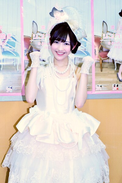 所属レーベルオフィスでのライブを終え、笑顔で取材に応じたまゆゆ。