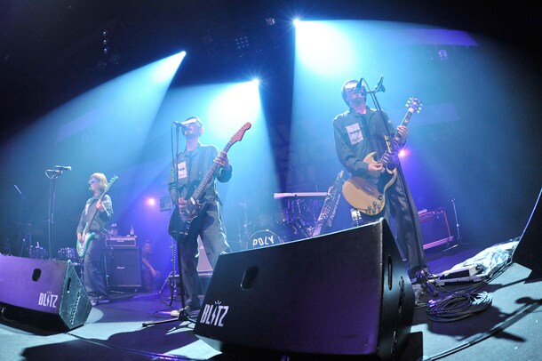 写真は2011年7月の赤坂BLITZでのライブの模様。