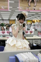 ライブ生中継中、かかってきた電話に出るまゆゆ。かけた相手もびっくりだ。