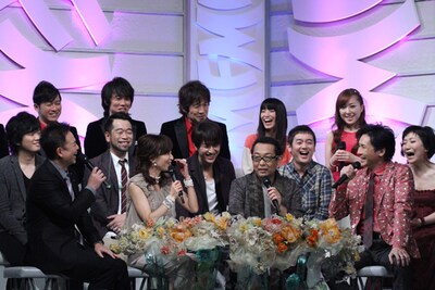 司会の恵俊彰と鈴木杏樹、出演者全員によるトーク公開収録の様子。