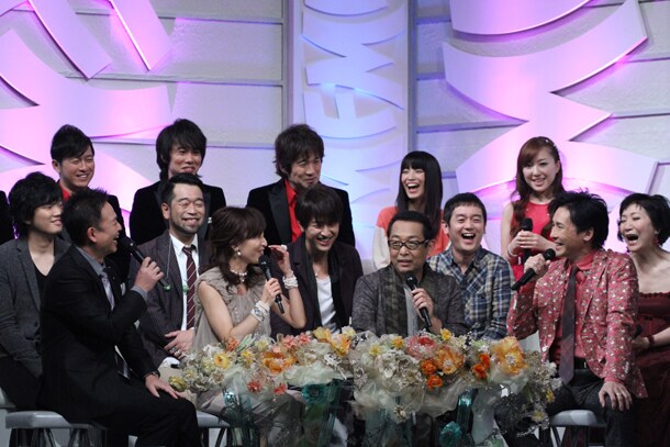 司会の恵俊彰と鈴木杏樹、出演者全員によるトーク公開収録の様子。