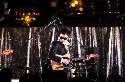 前野健太はライブ中、シャツの胸元がはだけすぎていないかしきりに気にしていた。(C)タイコウクニヨシ