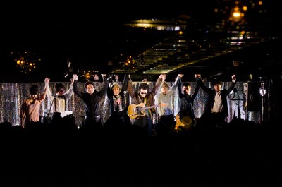 全出演者による「東京の空」終了後の模様。(C)タイコウクニヨシ