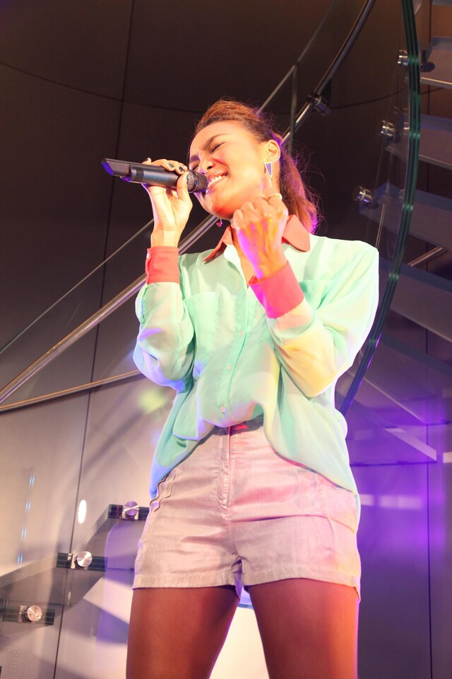 写真はイベント「Live at the Apple Store: Crystal Kay」の様子。