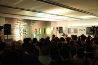 写真はイベント「Live at the Apple Store: Crystal Kay」の様子。