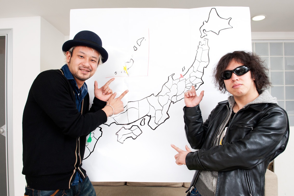 自作の日本地図の前でポーズを決めるHAYATO（写真左）とHIRO（右）。