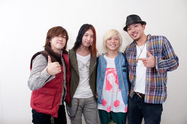 写真左から渡辺アキラ、大川“Z”純司、竹森マサユキ、Rake。