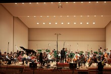 仙台フィルハーモニー管弦楽団と共演する宮本笑里。