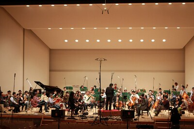 仙台フィルハーモニー管弦楽団と共演する宮本笑里。