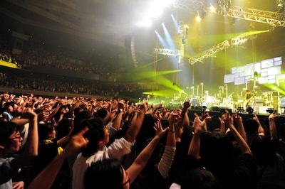 今回のライブのアリーナ席はオールスタンディング形式となった。