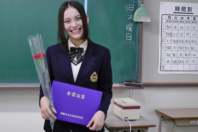 卒業式後の井手綾香。式では実妹が「雲の向こう」を歌い、卒業生たちを送り出した。