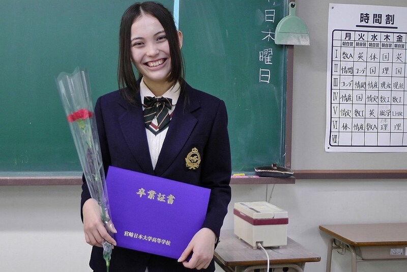 卒業式後の井手綾香。式では実妹が「雲の向こう」を歌い、卒業生たちを送り出した。