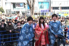 貴重な和服姿でファンを盛り上げたいきものがかりの3人。