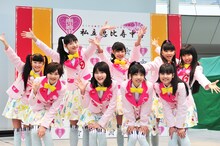 メジャーへの仮契約調印式を終えた私立恵比寿中学。