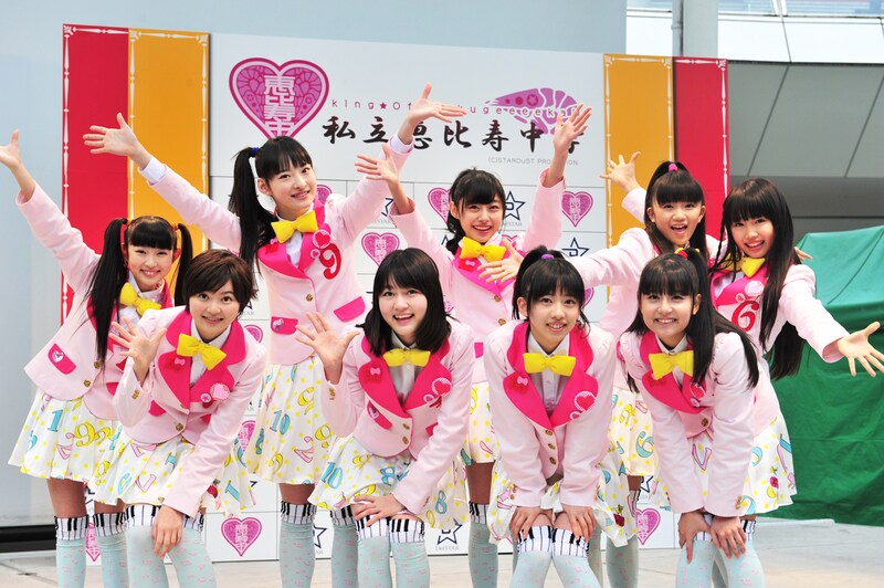 メジャーへの仮契約調印式を終えた私立恵比寿中学。