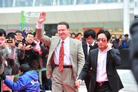 SPに護られながらレッドカーペットを歩くMr.デフスター。