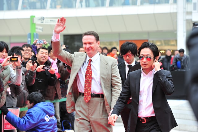 SPに護られながらレッドカーペットを歩くMr.デフスター。