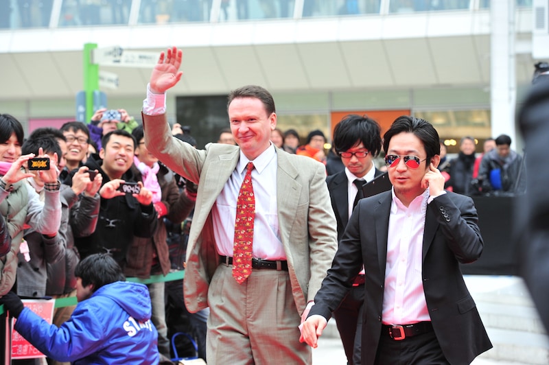 SPに護られながらレッドカーペットを歩くMr.デフスター。