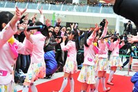 レッドカーペットに飛び出してパフォーマンスを披露する私立恵比寿中学。