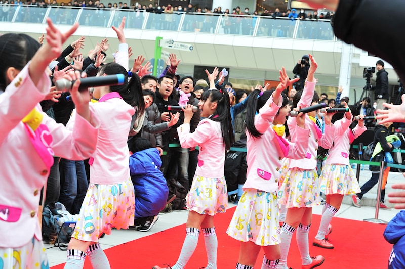 レッドカーペットに飛び出してパフォーマンスを披露する私立恵比寿中学。