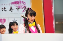 調印書にアルファベットでサインを書き込む星名美怜。