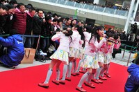 観客も肩を組み合い「永遠に中学生」を大合唱。