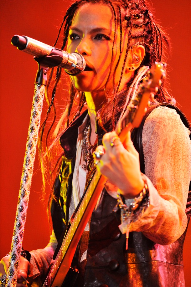 今週の人気の画像4位は「L'Arc-en-Ciel世界ツアー、初日香港で1万人が熱狂」より、hyde（Vo）。