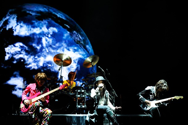 今週の人気の画像6位は「L'Arc-en-Ciel世界ツアー、初日香港で1万人が熱狂」より、L'Arc-en-Cielライブの様子。