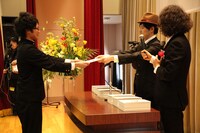 パーソナリティのとーやま校長とやしろ教頭による卒業証書の様子。