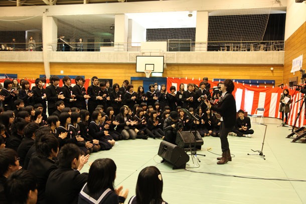 生徒たちと同じ目線に立ってライブパフォーマンスを行う高橋。