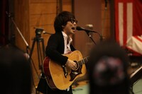 高橋のライブパフォーマンスの様子。