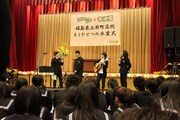 「SCHOOL OF LOCK!×高橋優 『もうひとつの卒業式 ～福島県 南相馬～』」の様子。
