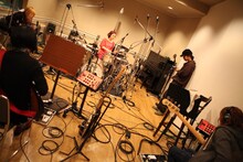 写真はアルバムレコーディング中のFLiPメンバー。