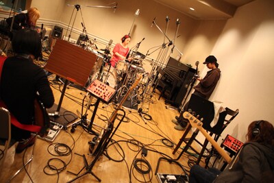 写真はアルバムレコーディング中のFLiPメンバー。