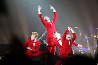 今週の人気の画像3位は「『本当にありがとう』東京事変、武道館で有終の美飾り解散」より、東京事変ライブの様子。（撮影：外山繁）