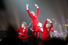 「アイスクリームの歌」を歌い終え、ステージ中央でバッチリポーズを決める伊澤一葉、浮雲、亀田誠治、刄田綴色（写真左から）。（撮影：外山繁）