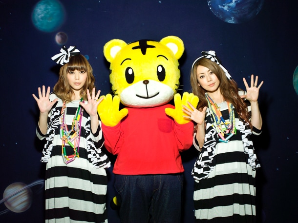 左から吉村由美（PUFFY）、しまじろう、大貫亜美（PUFFY）。