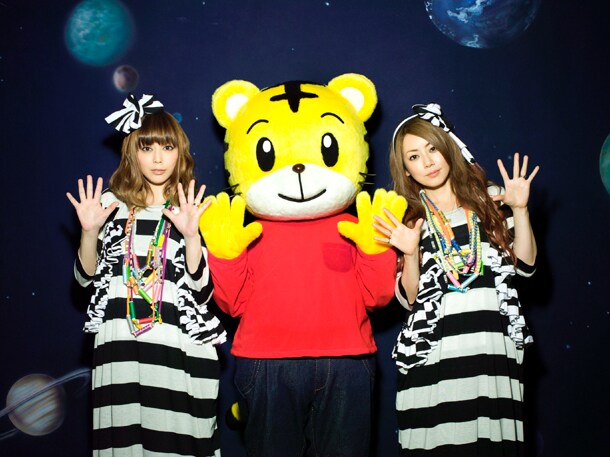 左から吉村由美（PUFFY）、しまじろう、大貫亜美（PUFFY）。