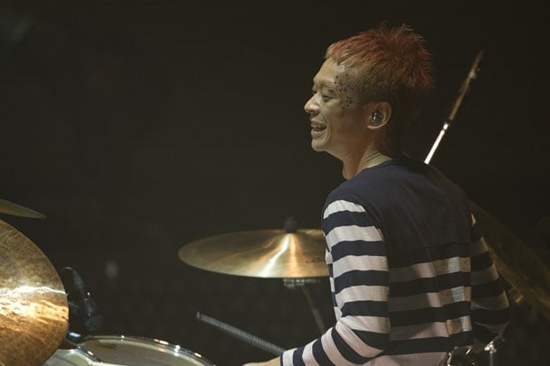 刄田綴色（Dr）（撮影：荒井俊哉）