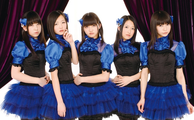 東京女子流は明日3月7日にニューシングル「Rock you! / おんなじキモチ -YMCK REMIX-」を発表する（小西彩乃は写真左端）。