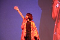 「ジャパンエキスポ シュード」でライブを披露する秋赤音。