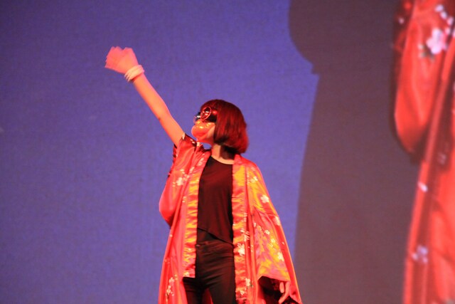 「ジャパンエキスポ シュード」でライブを披露する秋赤音。