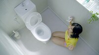写真は花王「トイレクイックル」新CM「1枚でおそうじ体験」編より。夢中でトイレ全体をきれいにするさしこ。