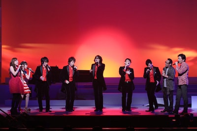 ゴスペラーズ×郷ひろみ×さだまさし×水樹奈々×平原綾香「真赤な太陽」の模様。