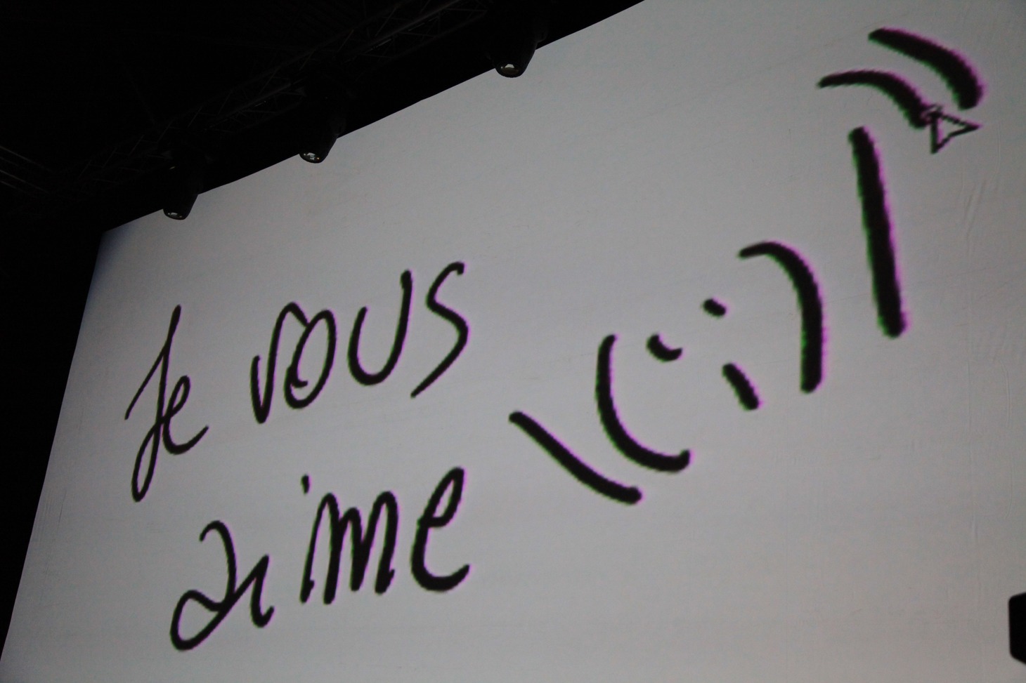 秋赤音からフランスのファンに向け送られた「le vous aime」（愛してるよ）の言葉。