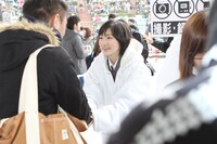 ファンと握手をする生駒里奈。